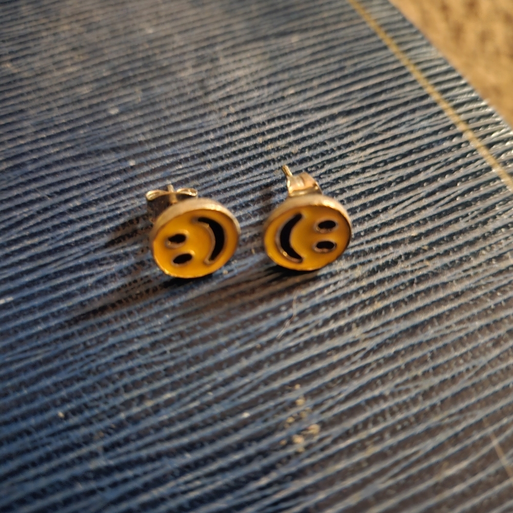 Vintage 90s 😊 Stud Earrings